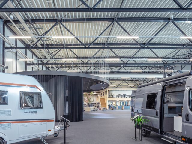 2200 m² open grindvloer in één week bij de nieuwe camper showroom van Henk Pen in Groenlo